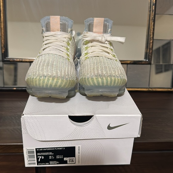 Nike Air Vapormax Flyknit 3 - Light Cream with Atomic Pink Swoosh - Picture 2 of 3